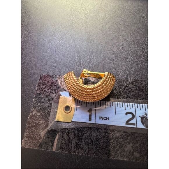 80s Vintage MiMi Di N Signed Chunky Round Embossed Gold Tone Clip On Earrings - Picture 8 of 8